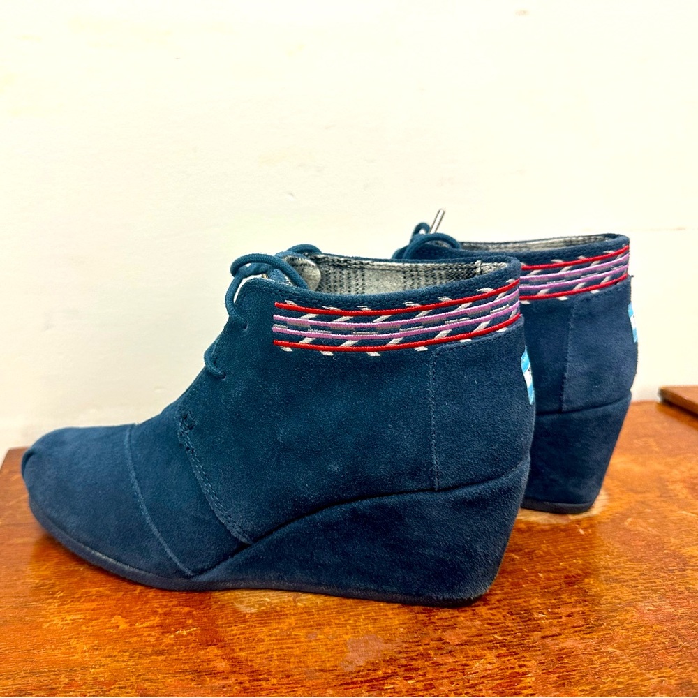 Toms Boots size 9 ready for Fall and slightly worn.